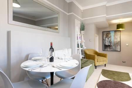 Central, Stunning 2 Bed Apartment With Parking! Cambridge  Ngoại thất bức ảnh
